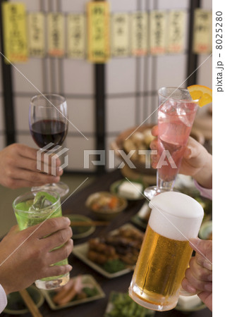 居酒屋で様々なドリンクで乾杯する男女の手 8025280