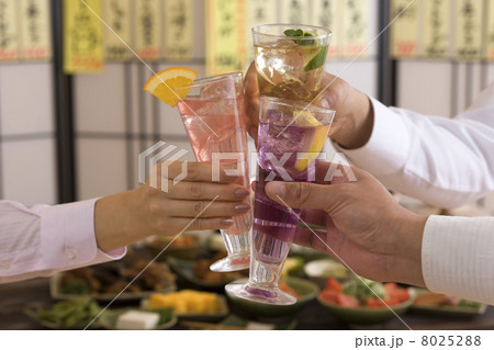 居酒屋で様々なカクテルで乾杯する男女の手 居酒屋で様々なカクテルで乾杯する男女の手 8025288