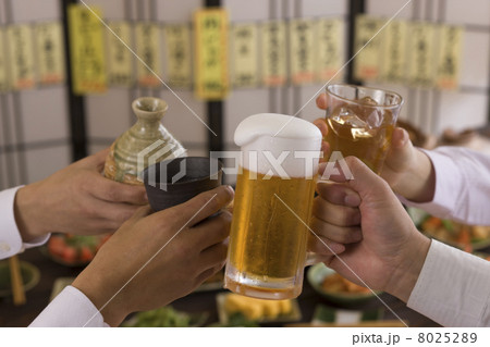 居酒屋で様々なドリンクで乾杯する男女の手 居酒屋で様々なドリンクで乾杯する男女の手 8025289