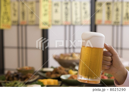 ビールジョッキを持つ手と居酒屋料理 ビールジョッキを持つ手と居酒屋料理 8025290