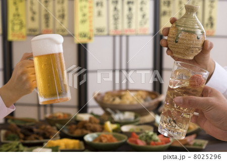 居酒屋で様々なドリンクで乾杯する男女の手 居酒屋で様々なドリンクで乾杯する男女の手 8025296