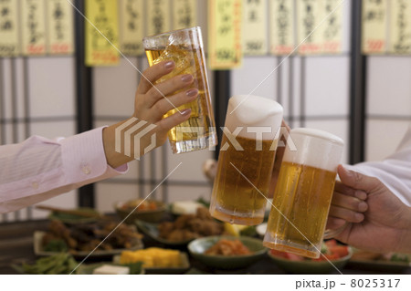 ビールとウーロンハイで乾杯する男女の手 ビールとウーロンハイで乾杯する男女の手 8025317