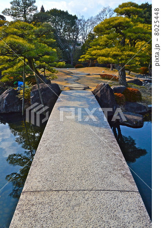 好古園の御屋敷の庭・池にかかる石橋(姫路公園/兵庫県姫路市本町) 好古園の御屋敷の庭・池にかかる石橋(姫路公園/兵庫県姫路市本町) 8025448