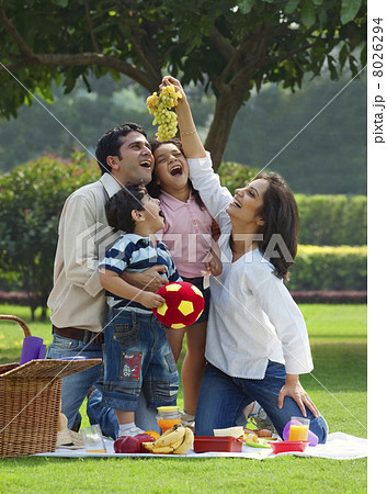 Family enjoying themselves at a picnic 8026294