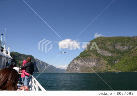 ソグネフィヨルドを行くフェリーボートの甲板の２人 8027095