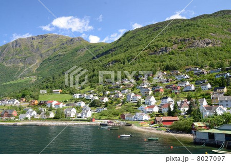最深部が1300ｍもあるオーランドフィヨルドの岸辺の村 8027097