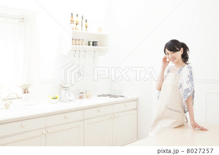 キッチンの女性 キッチンの女性 8027257