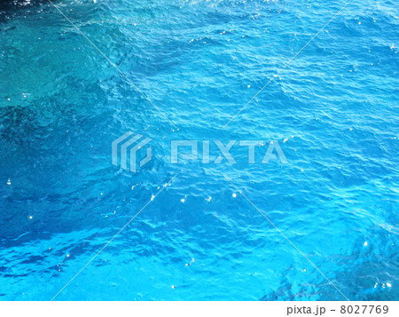 海　透き通る波と光 8027769