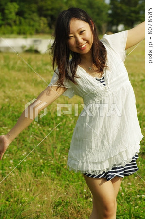 腕を広げる女性 8028685