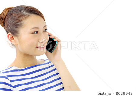 スマートフォンで話す女の子 スマートフォンで話す女の子 8029945