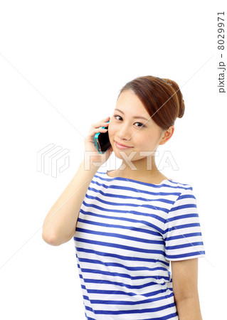 スマートフォンで話す女の子 スマートフォンで話す女の子 8029971