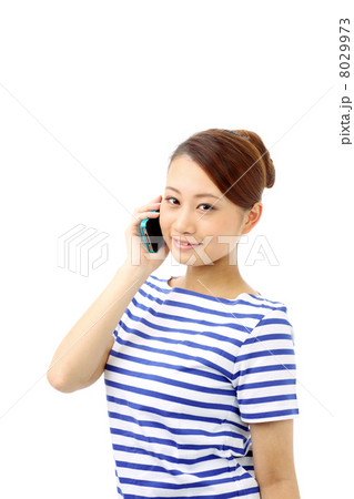 スマートフォンで話す女の子 スマートフォンで話す女の子 8029973
