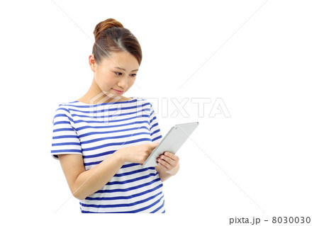 タブレットを使う女の子 8030030