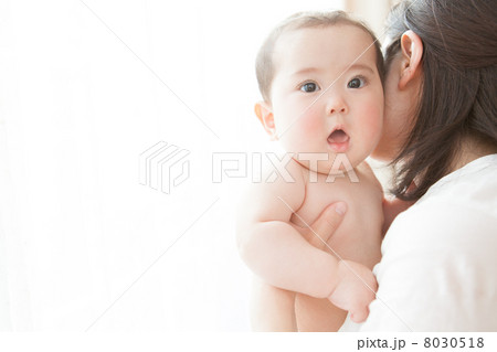 0歳児　あかちゃん　生後７ヶ月の女の子の赤ちゃん 8030518