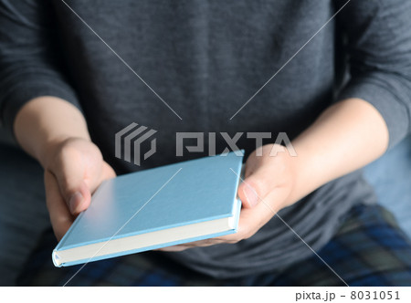 本を持つ男性 本を持つ男性 8031051