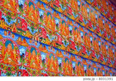 ダライラマ寺院群の巡礼路の仏画 8031391