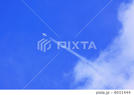 飛行機と飛行機雲 8031444