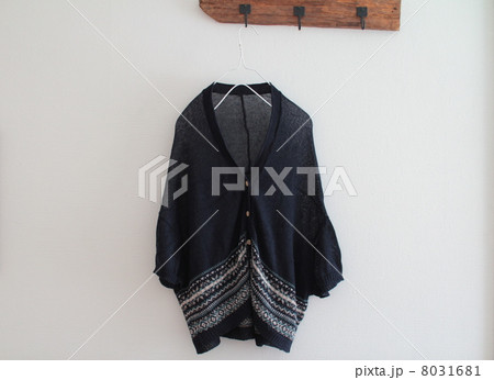 アンティークフックにかけたリネンニットのカーディガン 8031681