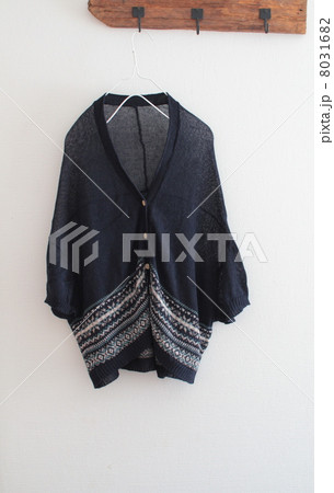 アンティークフックにかけたリネンニットのカーディガン 8031682