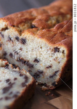 手作りお菓子のバナナチョコチップのパウンドケーキ 8031812