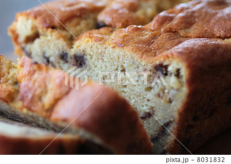 手作りお菓子のバナナチョコチップのパウンドケーキ 8031832