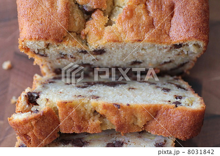 手作りお菓子のバナナチョコチップのパウンドケーキ 8031842