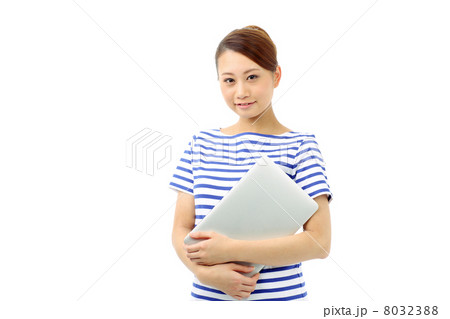 ノートパソコンを抱える女の子 ノートパソコンを抱える女の子 8032388