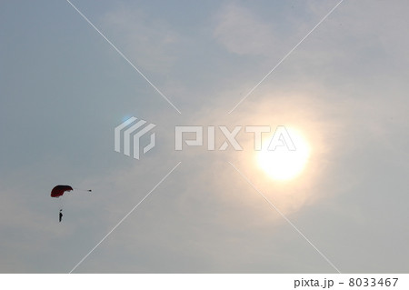 スカイダイビングと夕日 8033467