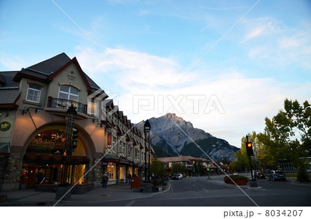 カナディアンロッキーの街バンフの夕景 8034207