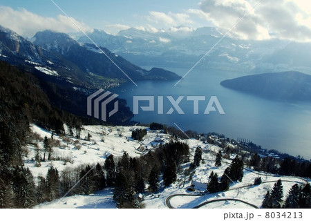 スイス　雪のルツェルン湖 8034213