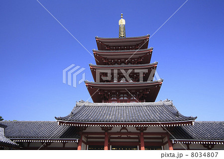 東京都・金龍山浅草寺の五重塔 8034807