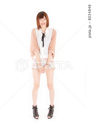 爽やかな夏服を着て恥ずかしげにポーズをとる10代の日本の女の子 8034846