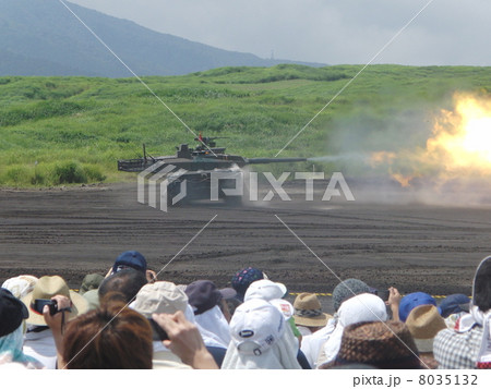 10式戦車の射撃の瞬間の連続写真 10式戦車の射撃の瞬間の連続写真 8035132