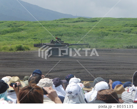 10式戦車の射撃の瞬間の連続写真 10式戦車の射撃の瞬間の連続写真 8035135