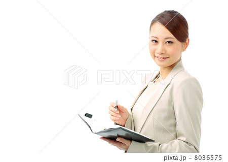 手帳を持ったビジネスウーマン 手帳を持ったビジネスウーマン 8036575