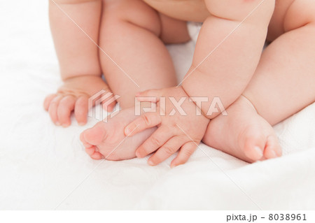 0歳児　あかちゃん　生後７ヶ月の女の子の赤ちゃん 8038961