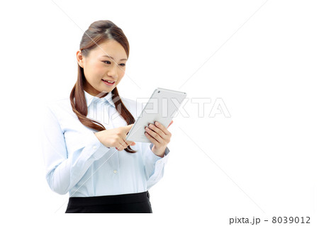 タブレットを使うビジネスウーマン 8039012