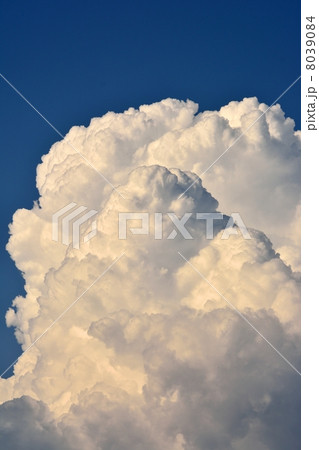夏の空、入道雲のクローズアップ撮影 8039084