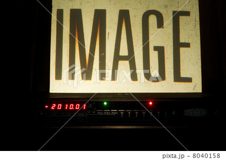 16ミリフィルム編集機に映るカウントダウンリールの一部 16ミリフィルム編集機に映るカウントダウンリールの一部 8040158