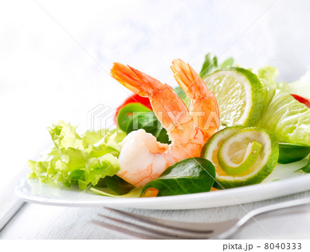 Prawn salad. Healthy Shrimp Salad with mixed greens and tomatoes 8040333