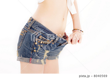 ダイエットに成功して緩くなったジーンズの短パンをはいた女性 ダイエットに成功して緩くなったジーンズの短パンをはいた女性 8040569