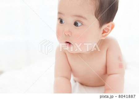 0歳児 あかちゃん 生後７ヶ月の女の子の赤ちゃんの写真素材