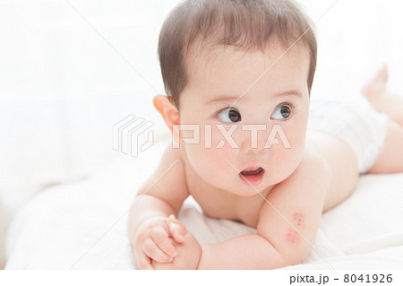0歳児　あかちゃん　生後７ヶ月の女の子の赤ちゃん 8041926