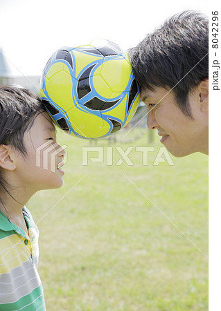 サッカーする親子 8042296
