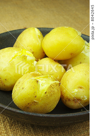 茹でたジャガイモ 茹でたジャガイモ 8042645