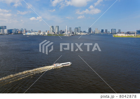 青空が広がる東京湾を行き来するボートと都市風景 青空が広がる東京湾を行き来するボートと都市風景 8042878
