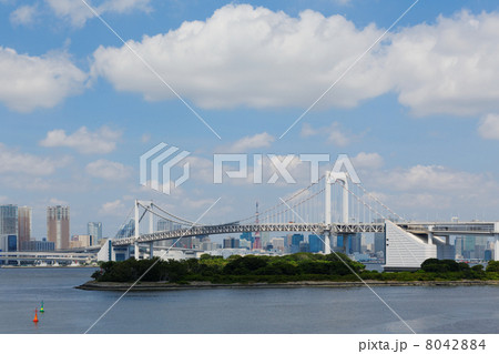 青空が広がるお台場海浜公園とレインボーブリッジ 8042884