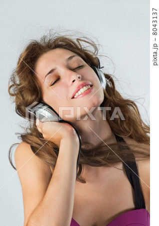 girl listening to music girl listening to music 8043137