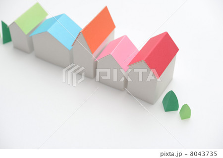 カラフルな屋根の町並み　 8043735