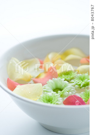 水に浮かべた花びら 8043767